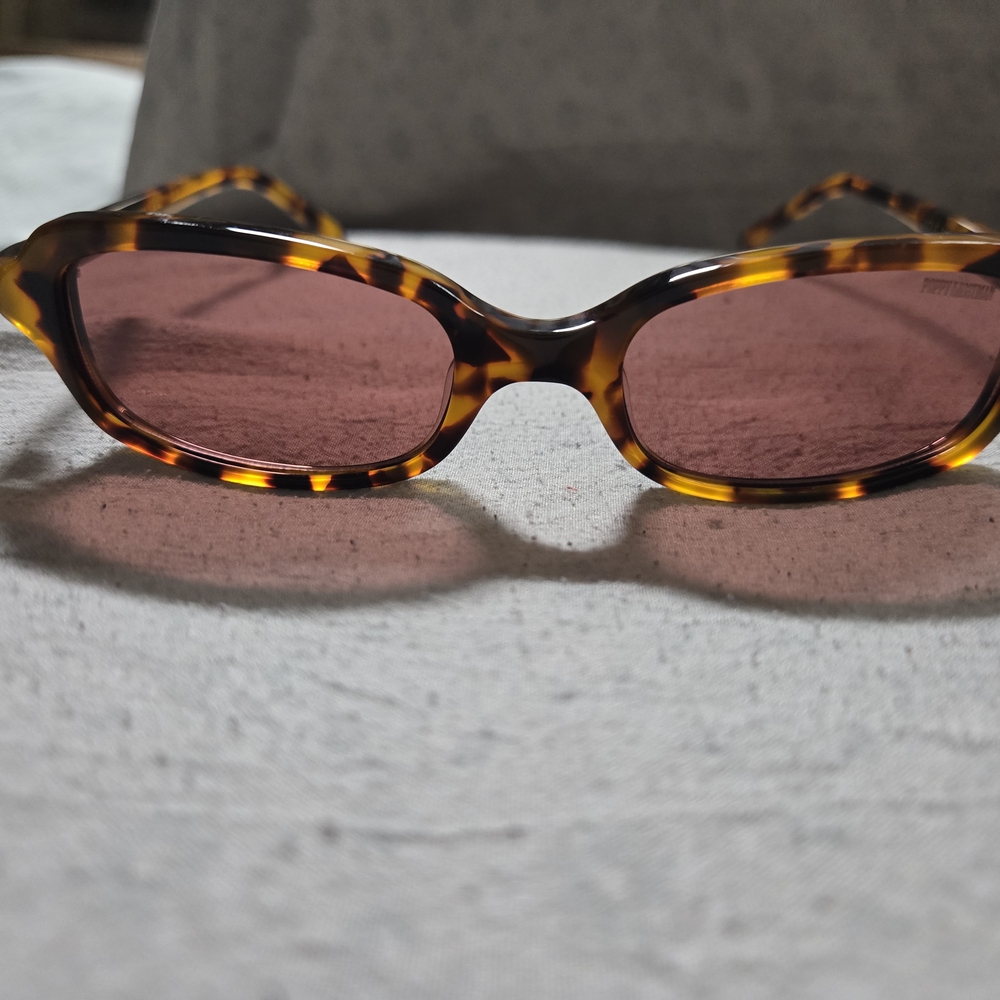 Elegant Tortoise Sunglasses with Rose Lenses